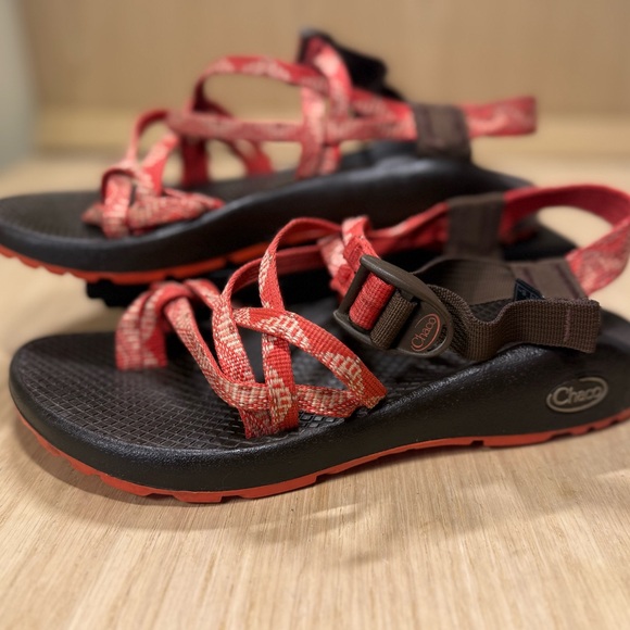 Chaco Strappy Pink Sandals 7 - Picture 1 of 8